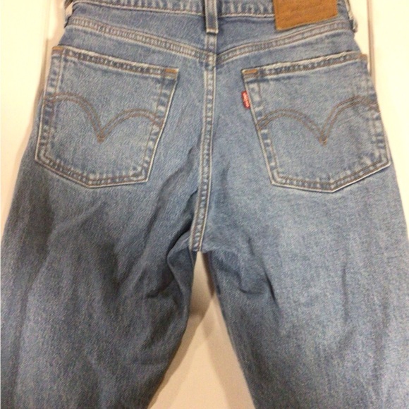 Women’s Levi’s Ripped Knee Wedgie Jeans - Picture 3 of 3
